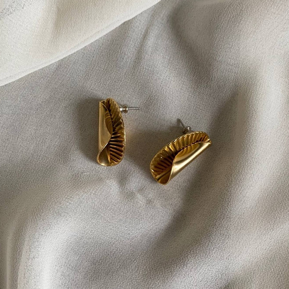 Vintage Gold Ribbed Folded Texture Earrings - Picture 3 of 5